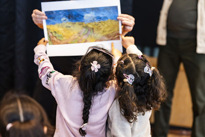 Twee meisjes kijken naar kunst in 'Kunst kijken met Vincent' Fotograaf: Petra Katanic voor De Vrolijkheid'