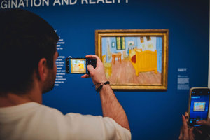 Een bezoeker in het Van Gogh Museum fotografeert het schilderij De slaapkamer van Vincent van Gogh. Foto: Jelle Draper