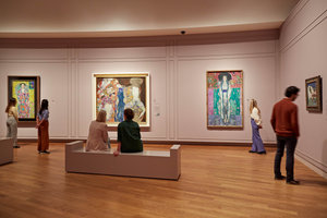 Bezoekers in de tentoonstelling Golden Boy Gustav Klimt. Foto: Michael Floor