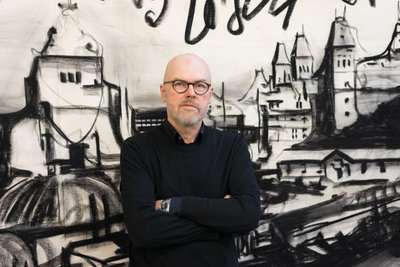 Kunstenaar Marcel van Eeden voor een van zijn houtskooltekeningen (foto: © Lukas Giesler, Karlsruhe)