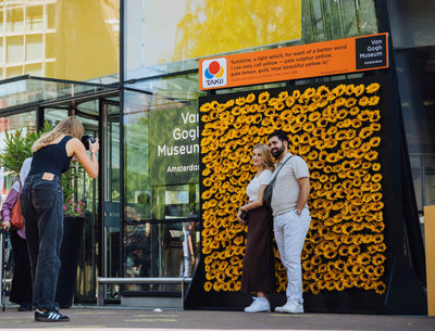 At Takii's Sunflower Wall next to the entrance of the Van Gogh Museum, passers-by can take selfies against a background of sunflowers. Photo: Jelle Draper