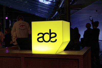 Logo van het Amsterdam Dance Event tijdens het ADE event in het Van Gogh Museum. Foto: Les Adu