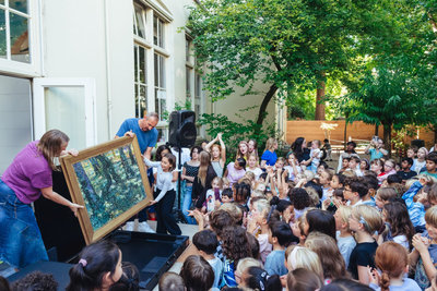 Kinderen van de Oscar Carré basisschool kijken naar een replica van Van Gogh, fotograaf David Stegenga 
