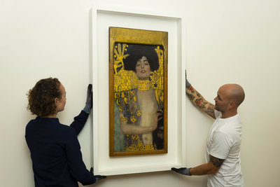 Conserveringsmedewerkers hangen het schilderij Judith (1901) van Gustav Klimt op in de tentoonstelling Golden Boy Gustav Klimt. foto: Elvin Boer
