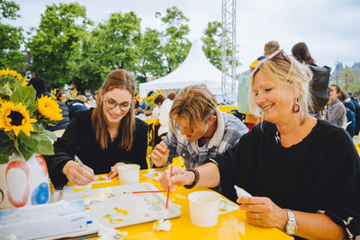 Painting workshop at the Sunflower Art Festival to celebrate the Van Gogh Museum's 50th anniversary on 2 June 2023. Photo: David Stegenga / Jelle Draper