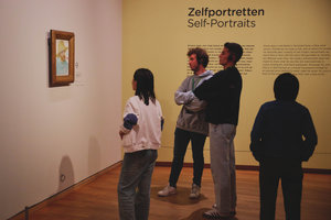 Bezoekers bij een zelfportret van Vincent van Gogh in het Van Gogh Museum. Foto: David Stegenga