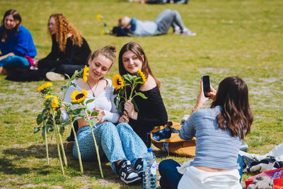 Two friends are being photographed with their sunflowers at at the Sunflower Art Festival to celebrate the Van Gogh Museum's 50th anniversary on 2 June 2023. Photo: David Stegenga / Jelle Draper