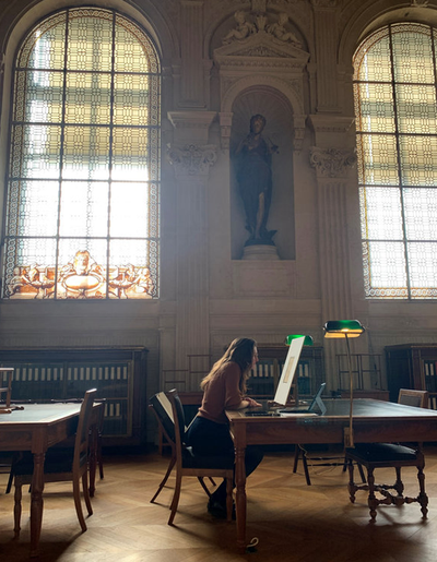 Sara Tas at work at the Louvre