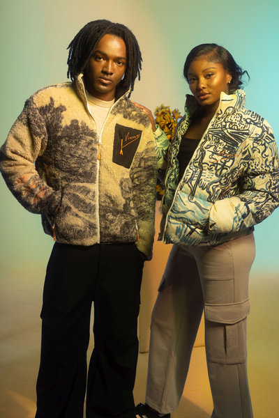 Meisje en jongen dragen een jasje van Shoe Palace x Van Gogh Museum