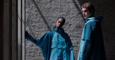 De MAIUM x Van Gogh Museum collectie, regenjassen met Van Goghs Amandelbloesem