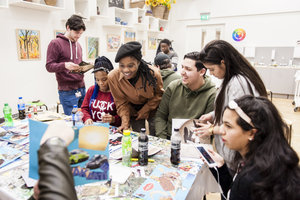 Jongeren doen mee aan een workshop collages maken. Foto: Jaasir Linger