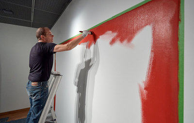 Steven Aalders schildert een muur voor zijn werk 'Vergezicht'