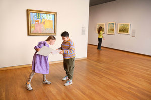 Een meisje en een jongen bekijken elkaars tekeningen bij het schilderij De Slaapkamer van Vincent van Gogh in het Van Gogh Museum . Foto: Suzanne Karsters
