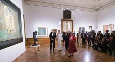 His Majesty King Willem-Alexander and Her Majesty Queen Máxima at the Belvedere in Vienna. The exhibition Golden Boy Gustav Klimt, on display at the Van Gogh Museum from 7 October, features many artworks on loan from the Belvedere. 