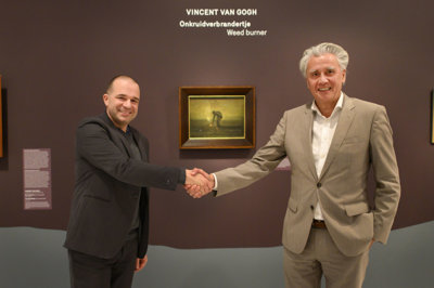 Adriaan Dönselmann (waarnemend algemeen directeur Van Gogh Museum) (links) en Harry Tupan (directeur Drents Museum) schudden elkaar de hand  voor de nieuwe aanwinst. Foto: Sake Elzinga