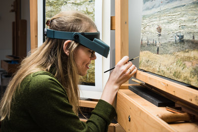 Een restaurator aan het werk. Foto: Maartje Strijbis