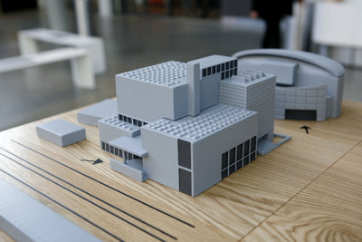 Een foto van de voelmaquette. Te zien is de buitenkant van het museumgebouw