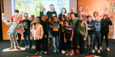 Illustrator Geert Gratama, authors René van Blerk and Nienke Denekamp, publisher Mascha de Vries, Van Gogh Museum Director Emilie Gordenker and a year 6 class of primary school ‘Het Bovenland’ pose with the first copy of The Vincent van Gogh Atlas Junior Edition during the book launch at the museum.  Photo: Floor Minnaert