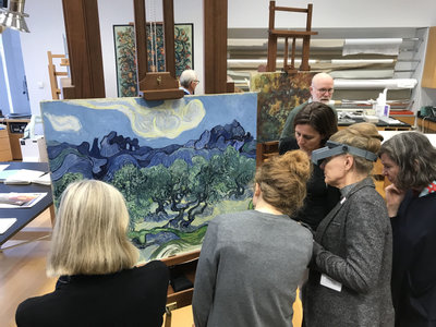 Onderzoekers bekijken bekijken het schilderij Vincent van Gogh 'Olijfbomen', 1889, Collectie: Museum of Modern Art, New York 