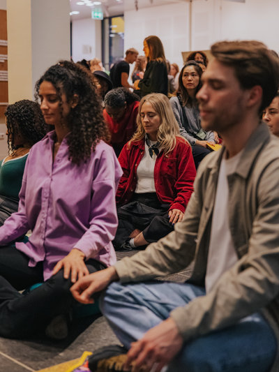 Yoga in het Van Gogh Museum, foto: Alicia Karsonopoero