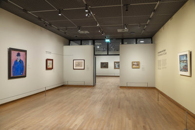 Gallery on the third floor of the permanent collection at the Van Gogh Museum, with works by artists who were demonstrably inspired by Van Gogh. Photo Luuk Kramer .