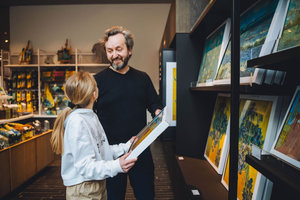 A father and his daughter are looking at Van Gogh canvases in the Van Gogh Museum shop. Photo: Jelle draper