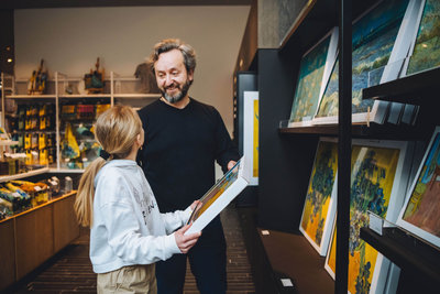 A father and his daughter are looking at Van Gogh canvases in the Van Gogh Museum shop. Photo: Jelle draper