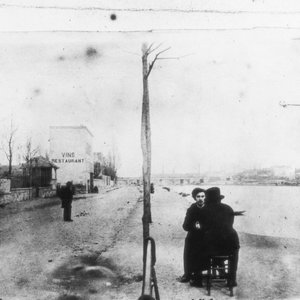 Archieffoto van Vincent van Gogh (op de rug gezien) en Emile Bernard langs de Seine in Asnières, vlakbij Parijs c. 1886