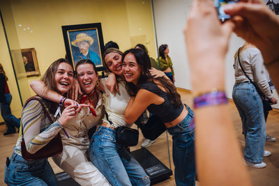 Jongeren nemen een foto in het Van Gogh Museum 