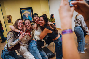 Jongeren nemen een foto in het Van Gogh Museum 