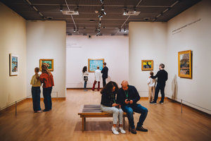 Bezoekers op zaal bekijken schilderijen van de vaste tentoonstelling. Foto: Jelle Draper.