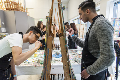 Twee jongeren zijn aan het schilderen in het workshopatelier van het Van Gogh Museum. Foto: Jaasir Linger