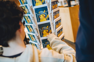 Een jonge bezoeker bekijkt Pokémon-ansichtkaarten in de museumwinkel. Foto: Jelle Draper