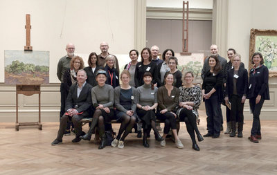 Groepsfoto van het team dat onderzoek deed naar Van Goghs Olijfgaarden