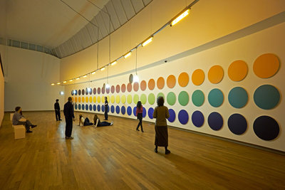 Bezoekers kijken naar het werk van Olafur Eliasson