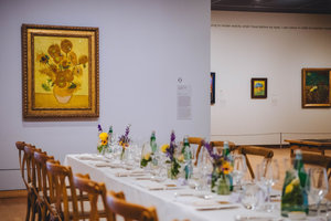 Diner in het museum bij Van Goghs schilderij Zonnebloemen, foto: Jelle Draper