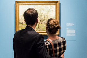 A couple is looking at Vincent van Gogh's painting The White Orchard. The man has his arm around the woman. Photo: Jan-Kees Steenman