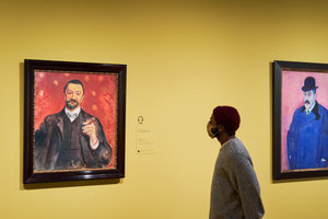 Een bezoeker bekijkt het portret van Auerbach van Edvard Munch in de tentoonstelling Ongekend. Foto: Tomek Dersu Aaron