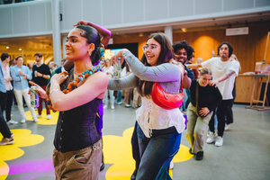 Mensen dansen in het Van Gogh Museum
