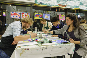 Jongeren zijn aan het schilderen in het atelier in het Van Gogh Museum. Foto: Les Adu
