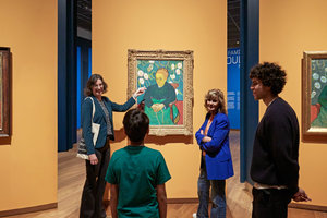 Familierondleiding door de tentoonstelling van Gogh en de Roulins in het Van Gogh Museum. Foto: Michael Floor