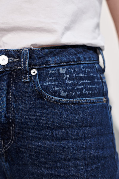 Detail van een spijkerbroek uit de MUD Jeans x Van Gogh Museum collectie