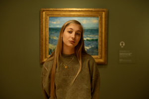 Rapper en zangeres S10 voor het schilderij Zeegezicht bij Les Saintes-Maries-de-la-Mer van Vincent van Gogh