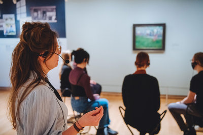Looking at art in a mindfulness session at the Van Gogh Museum (photo: Jelle Draper