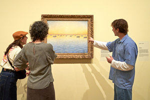 Musuembezoekers kijken naar het schilderij van Paul Signac in de tentoonstelling 'Geel meer dan Van Goghs lievelingskleur'. Foto: Michael Floor