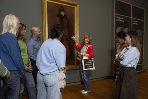 Bezoekers tijdens een rondleiding door de tentoonstelling 'Whistler. Dandy en dwarsdenker'