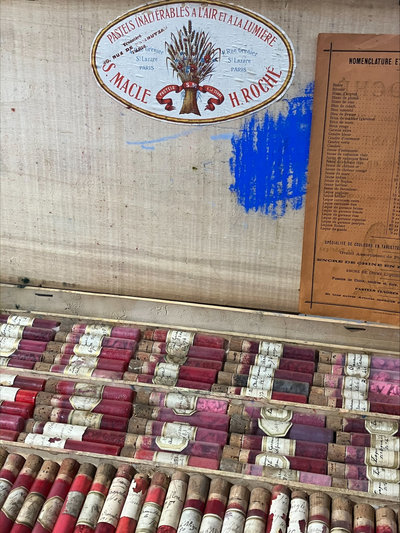 Een doos met pastelkrijt