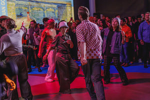 Dansende mensen in het atrium van het Van Gogh Museum, foto: Les Adu