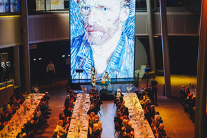 Corporate Circle-leden genieten van het jaarlijkse Vincents Diner in het Atrium van het Van Gogh Museum. Foto: Jelle Draper