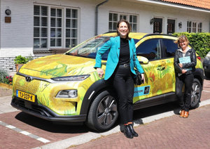 Het meesterwerk werd langsgebracht met de kleurrijke elektrische auto van Hyundai. Fotograaf: Mark Engelsman